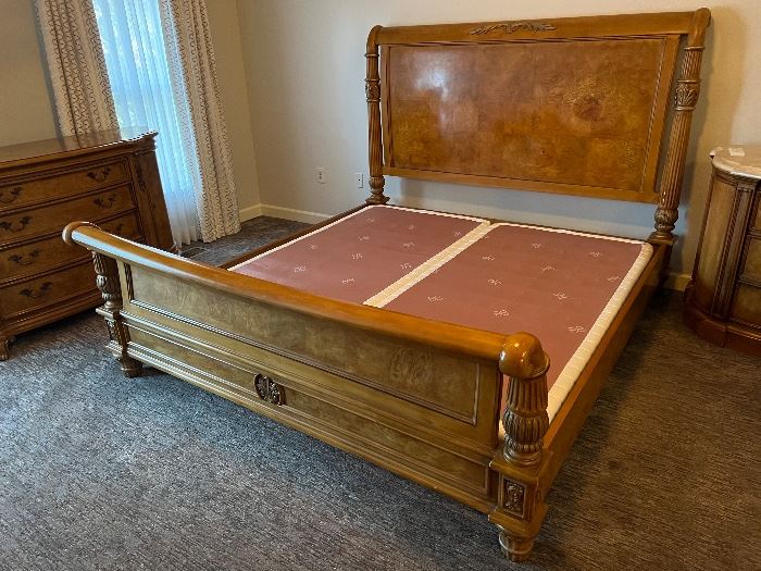 Henredon Eastern King sleigh bed