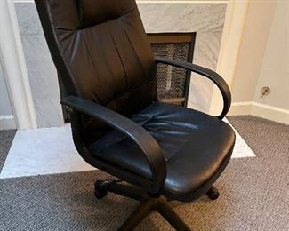 Adjustable swiveled office chair on casters