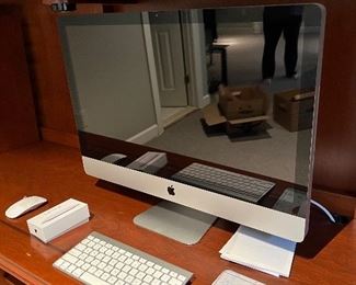 IMac 27" Home computer with 8GB Memory / Late 2009 / 2 Magic mouse