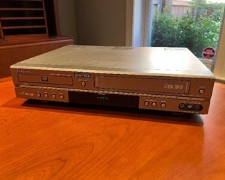 Samsung DVD-V2000 / DVD/CD/CD-R/RW/MP3 Player