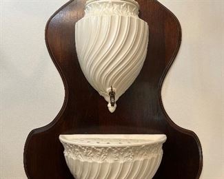 Wall mounted fountain