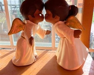 Kissing Angels Xmas ceramic figurines