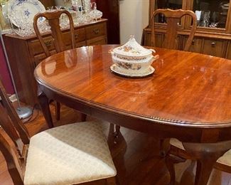 Dining table with one leaf and 6 chairs
