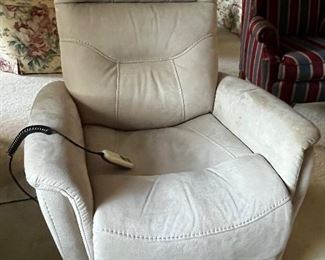 Upholstered lift chair 