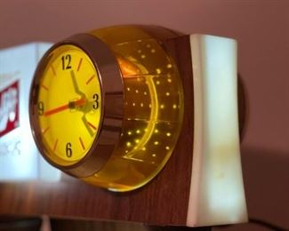 1960's SCHLITZ Beer Lighted Barrel Clock with Bubbler Motion