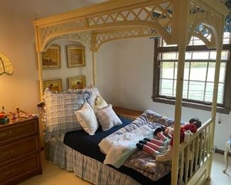 WOW! Fit for Princess? Single Canopy Bed!