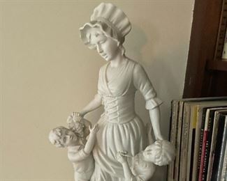 Sweet,Mother & Children Statue
