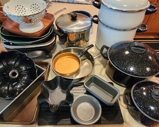Lots of nice cookware and bakeware
