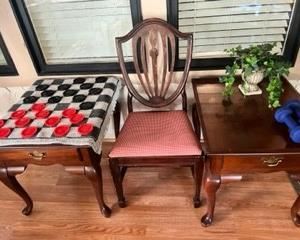 Upholstered accent chair