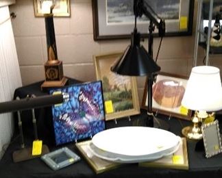 Framed Herb Jones color print, various tale lamps, etc.
