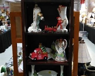 Porcelain elf shoe vases and decorative items.