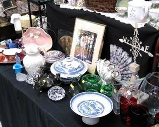 Various decorative items.