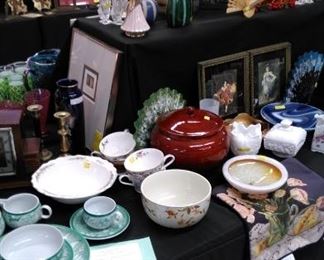 Kitchen/dining items.