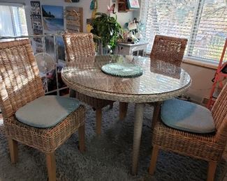 Pier 1 Wicker Table w/Glass top and 4 Chairs Can be indoor/outdoor -