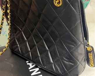 CHANEL noire quilted messenger
Resell is $3800-4500 our Our price is $2500