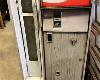 OLD COCA COLA 25 CENT BOTTLE COKE MACHINE.