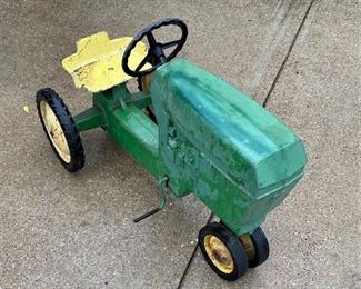 SWEET ANTIQUE JOHN DEERE PEDDLE TRACTOR