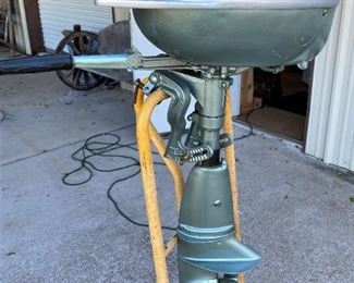 ABSOLUTELY GORGEOUS 1941 RESTORED JOHNSON SEA HORSE OUTBOARD MOTOR. I THINK IT'S A TD15. IT IS DEFINATELY A SHOW PIECE AND BELONGS IN SOMEONES TREASURE TROVE MANCAVE ON DISPLAY.