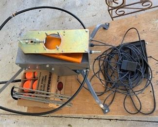 ELECTRIC SKEET THROWER WITH WHEELED CART AND CLAYS, BATTERY INCLUDED.