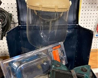 CAMPBELL HAUSFELD FLUX CORE 80 WIRE FEED WELDER WITH ACCESSORIES.