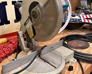 MIKITA SWIVEL COMPOUND MITER SAW.