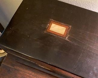 lid of the cosmetic case 