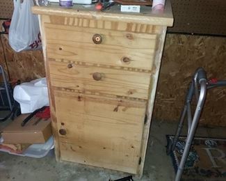 Storage cabinet free standing