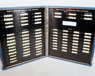 Antique Salesmans Sample Display Case Of Trubyte New Hue Vacuum Fired Dental Anterior And Lower Dental Moulds