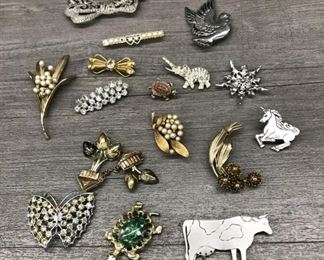 Vintage brooches gold silver tone turtle cow alligator butterfly all for $50 or $10 each 
Lot B12