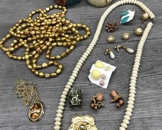Vintage costume jewelry lot floral bangle $50 ,for all or $10 each
Lot V14