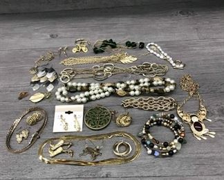 Gold tone costume jewelry lot 
Lot # is missing 