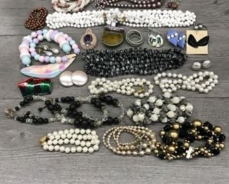 Vintage costume jewelry faux Pearls and other beads 
Lot #v15