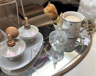 Mirrored tray; vanity items