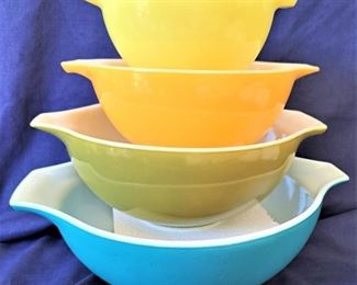 FABULOUS PYREX COLORFUL MIXING BOWLS