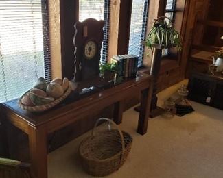 Wood/glass sofa table, Mexican pottery, baskets, vintage clock (needs TLC)