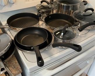 Cooks essential pots and pans