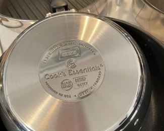 Cooks essential pots and pans