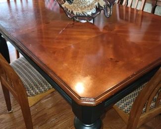 Nice kitchen table w/1 leaf