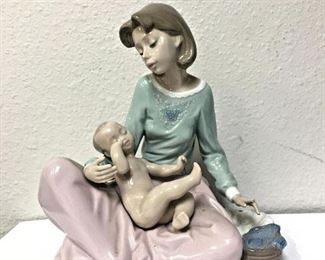 https://www.agesagoestatesales.com SG6010 Lladro Figurine Dressing the Baby 5845 No Box