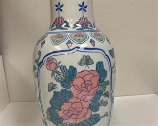 https://www.agesagoestatesales.com JF4030 Vintage Chinese Floral Motif Vase