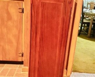 Pedestal cabinet