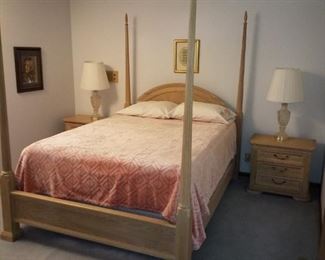 Blond, queen 4 poster bed
