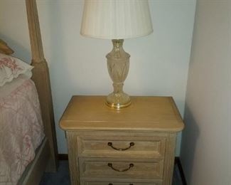 Blond night stand