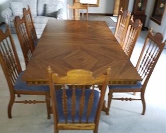 Dining room table with 8 chairs and 1 leaf