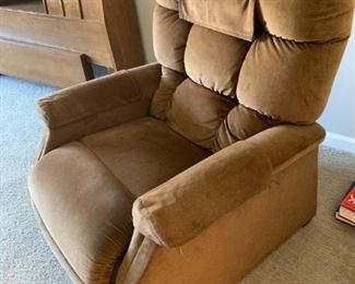 (35) $400  Ultracomfort Power Lift & Recline Chair UC480 Med.  Fully function and good working order.  Smoke and pet free home.  Manual included.  See pics and website for more specs: https://www.ultracomfort.com/our-collection/tranquility/uc480-mla/
