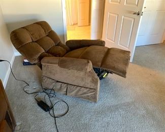 (35) $400  Ultracomfort Power Lift & Recline Chair UC480 Med.  Fully function and good working order.  Smoke and pet free home.  Manual included.  See pics and website for more specs: https://www.ultracomfort.com/our-collection/tranquility/uc480-mla/
