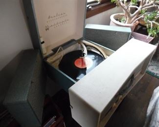 Wonderful vintage and in working condition phonograph