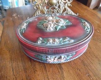 Oval Victorian box in perfect condition