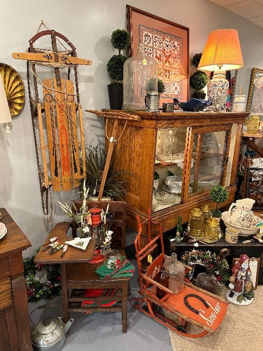 “A Taste Of Autumn Antique Estate Sale” starts on 10/27/2022