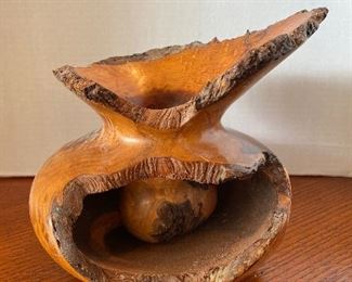 #24 -$60 San Fransisco wood carved Bruce Abbott 2013 Buck eye wood carved vase 